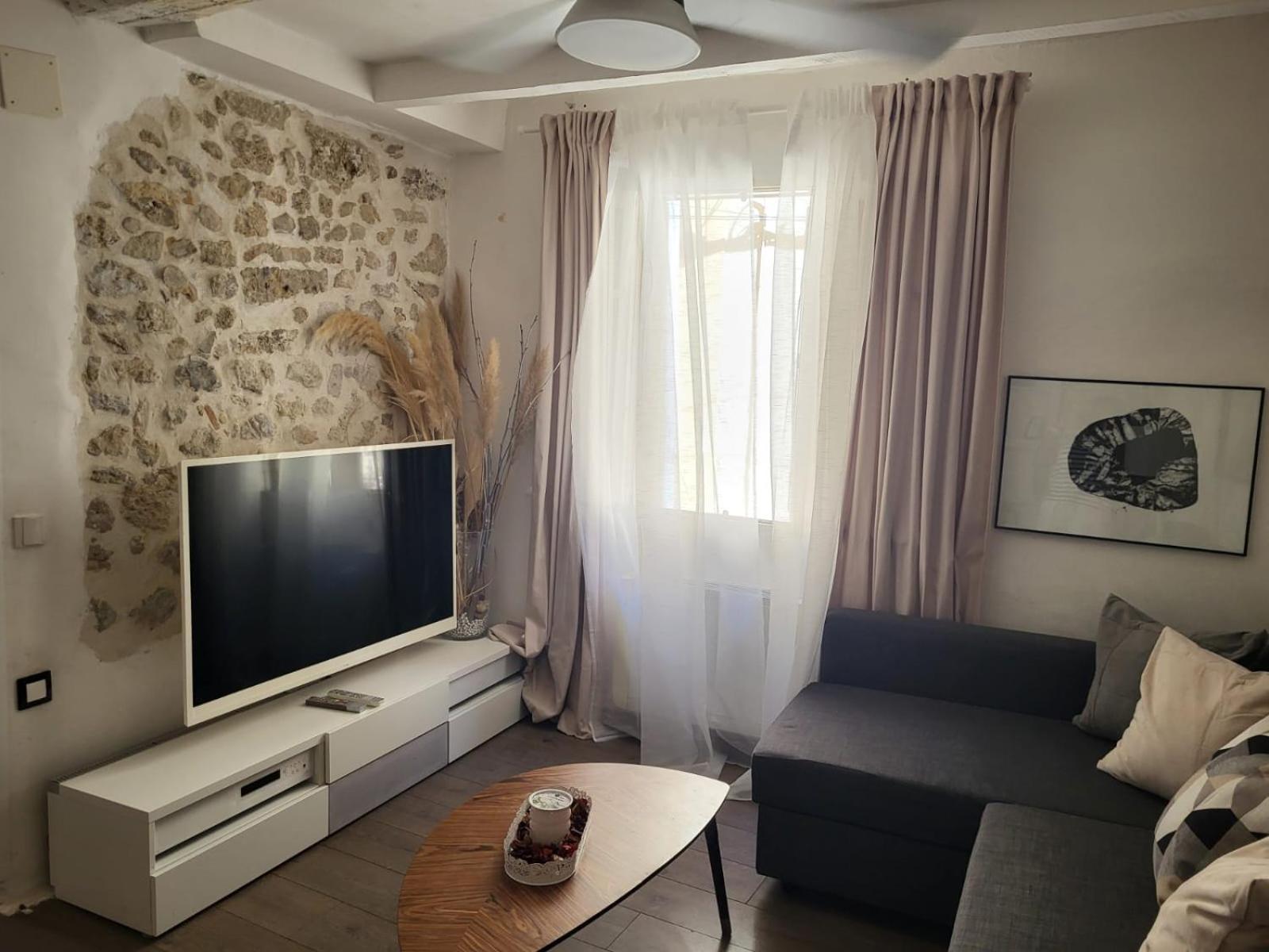 Spacious Town House With Balcony Montagnac  Eksteriør billede
