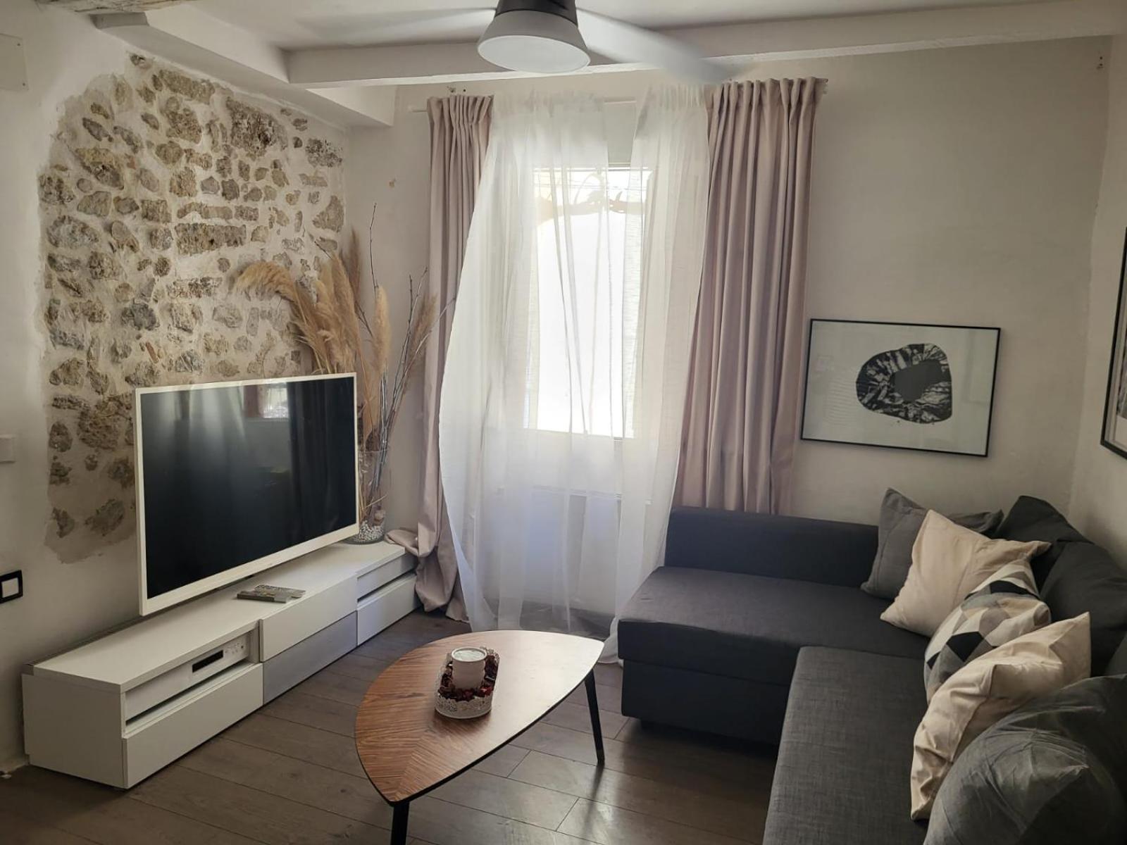 Spacious Town House With Balcony Montagnac  Eksteriør billede